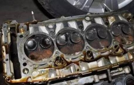 汽車發(fā)動機積碳的清洗方法