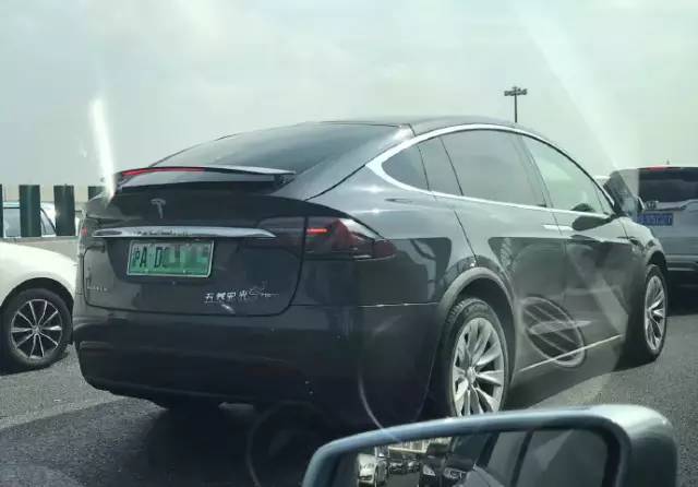 車標都被玩壞了！這些車主一個個都是戲精吧 但較酷的居然是…