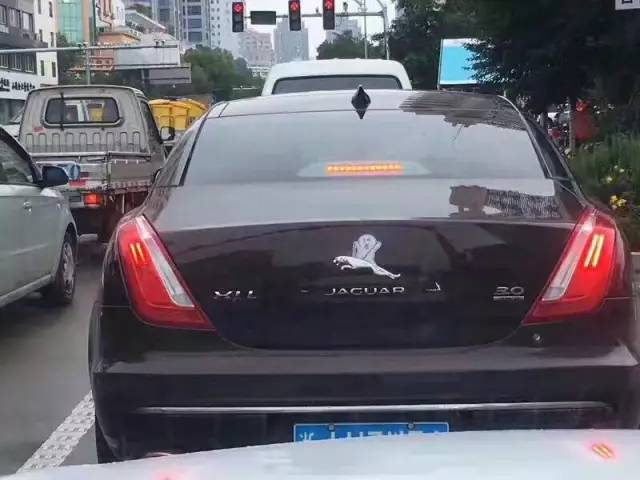 車標都被玩壞了！這些車主一個個都是戲精吧 但較酷的居然是…