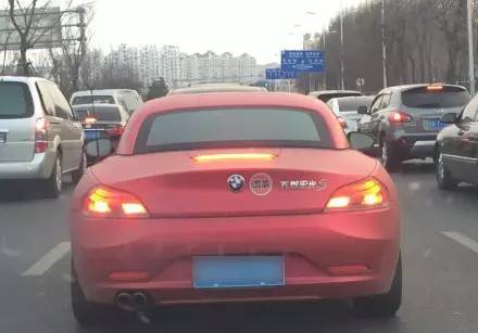 車標都被玩壞了！這些車主一個個都是戲精吧 但較酷的居然是…