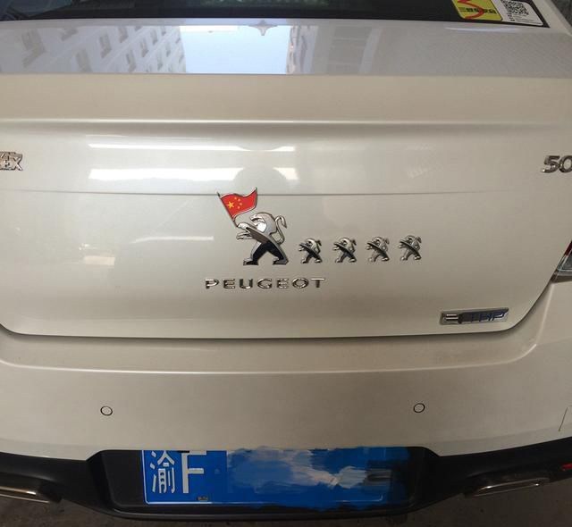 被玩壞的車(chē)標(biāo)，圖一我忍了，圖二我再忍，圖四我忍無(wú)可忍