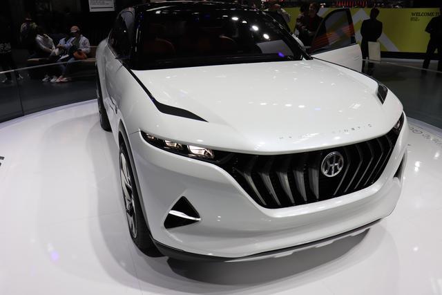 2018車展上，這兩款車的車標，一個像瑪莎拉蒂，一個像蜻蜓