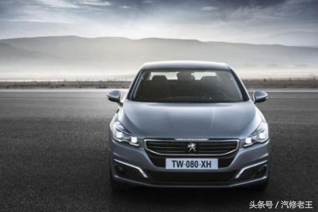 前車標(biāo)上帶數(shù)字，后車標(biāo)下帶字母，法系車終于被逼急了