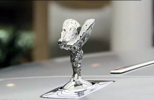 三大頂級豪車車標(biāo)有多貴？較便宜也要15萬一個(gè)！