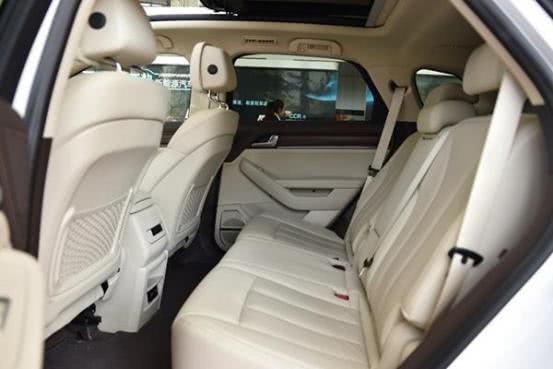 比亞迪這次的新車標(biāo)絕了，比巴博斯帥氣十倍，BYD的車標(biāo)絕跡了