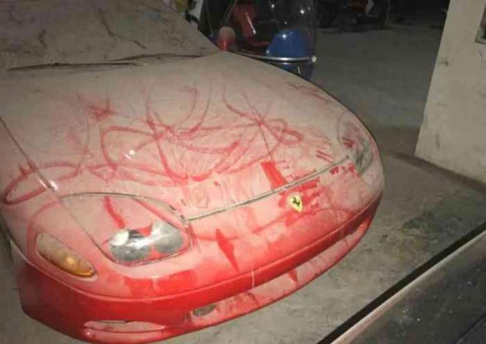 車牌4個8, 車標是匹馬, 但車子卻不是法拉利