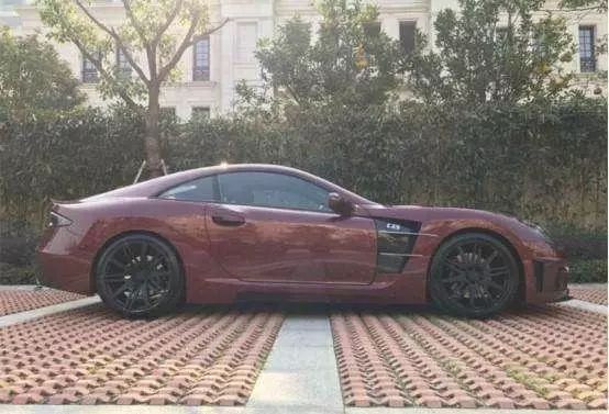 小區(qū)來(lái)了輛跑車，車標(biāo)像馬卻不是法拉利，吊打保時(shí)捷911