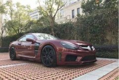 小區(qū)來了輛跑車，車標(biāo)像馬卻