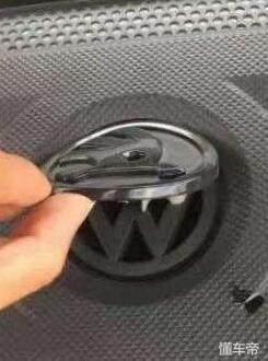 買了輛斯柯達，無意間撕下車標，卻驚喜發(fā)現(xiàn)這個，是廠家開玩笑么