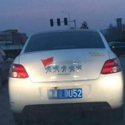 車標(biāo)玩出新高度，標(biāo)致女司機(jī)
