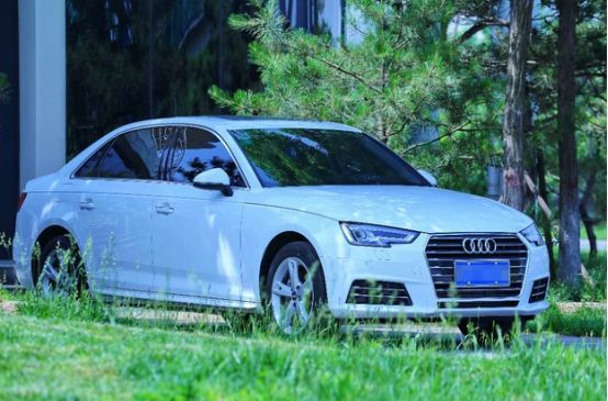 看了車標(biāo)就想買，這車直降1.2萬(wàn)僅27.8萬(wàn)，比奔馳C級(jí)還漂亮