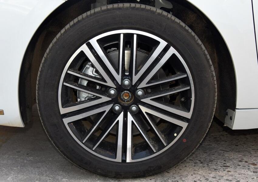 被車標害慘的豪車，檔次不輸帕薩特，一路跌至不足15萬，就沒人買