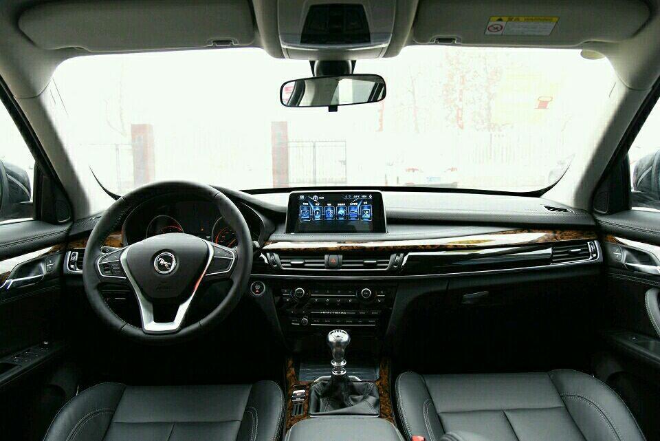 車標(biāo)也是馬，乍一看以為法拉利，這臺(tái)SUV售價(jià)7萬多有意思