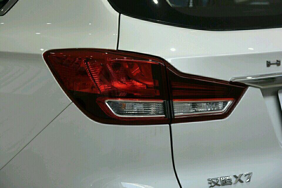 車標(biāo)也是馬，乍一看以為法拉利，這臺(tái)SUV售價(jià)7萬多有意思