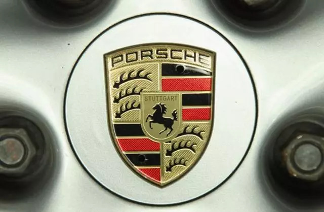 意大利汽車品牌果然任性，這款車的LOGO竟有吃人畫面