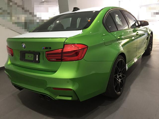 路上遇見這些車尾標志的車，不要輕易超車了，都不是好惹的主