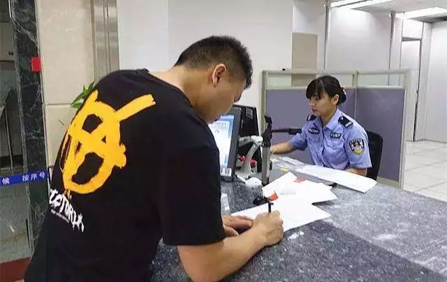 車管所提醒：這些汽車標(biāo)志不要再貼車窗上 | 縱橫車海