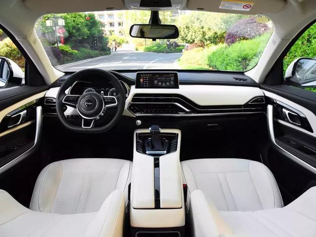 把內(nèi)飾LOGO擋住，完全看不出這是款10萬的車！