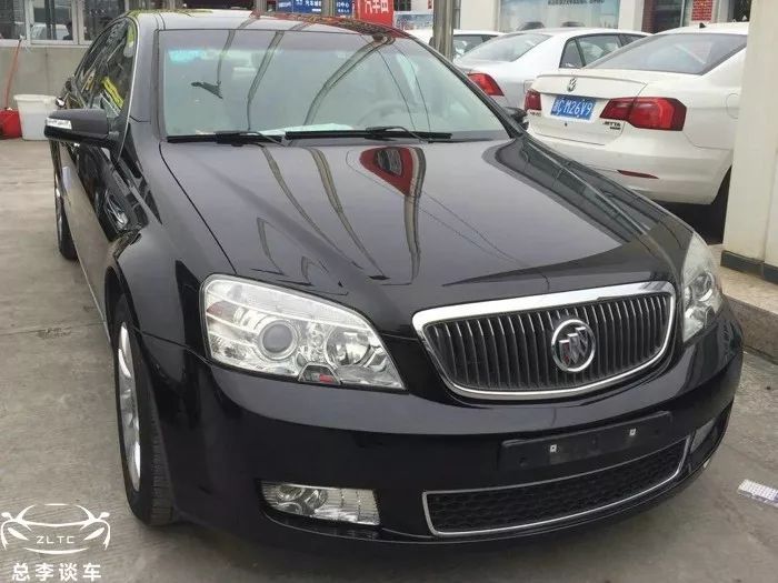 看外形是別克，車(chē)標(biāo)卻是獅子，一樣的車(chē)，為啥用不同的LOGO