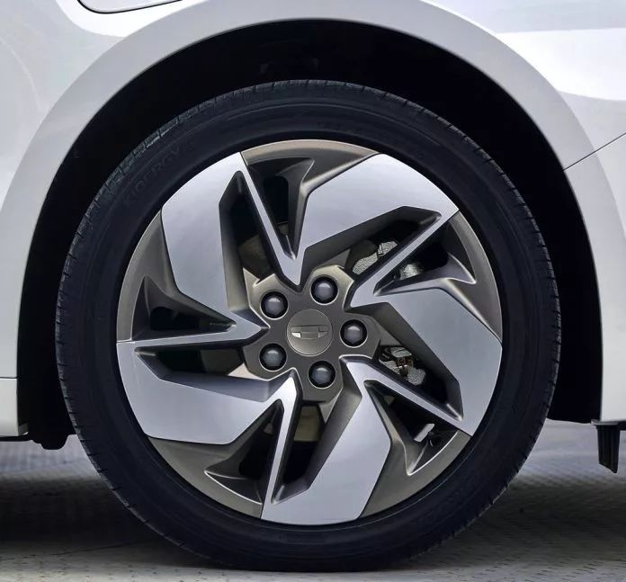 吉利新LOGO加持，這款車聽說要挑戰(zhàn)特斯拉Model 3！