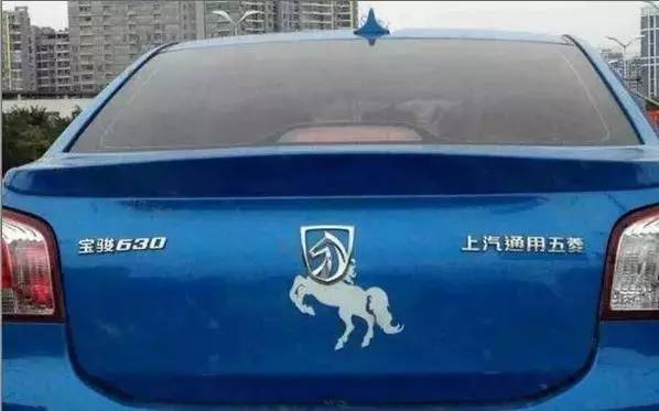 10萬的車偷偷改成100萬的車標(biāo)我能理解，但上千萬的跑車硬是改成山寨車標(biāo)到底是圖個啥？