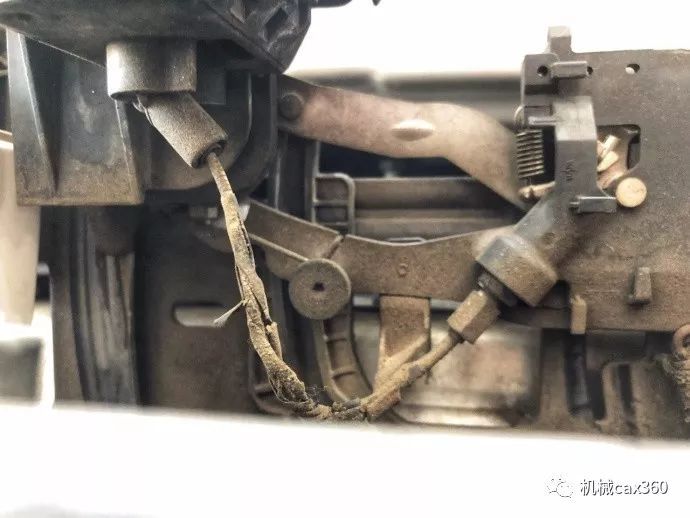 勞斯萊斯車標(biāo)一碰自動(dòng)收回，怎么做到的？