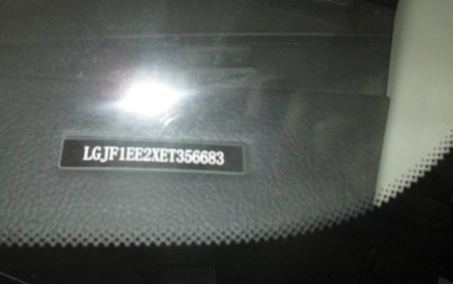 要你標(biāo)志，不要你漢字！摳掉車標(biāo)這事為何流行？