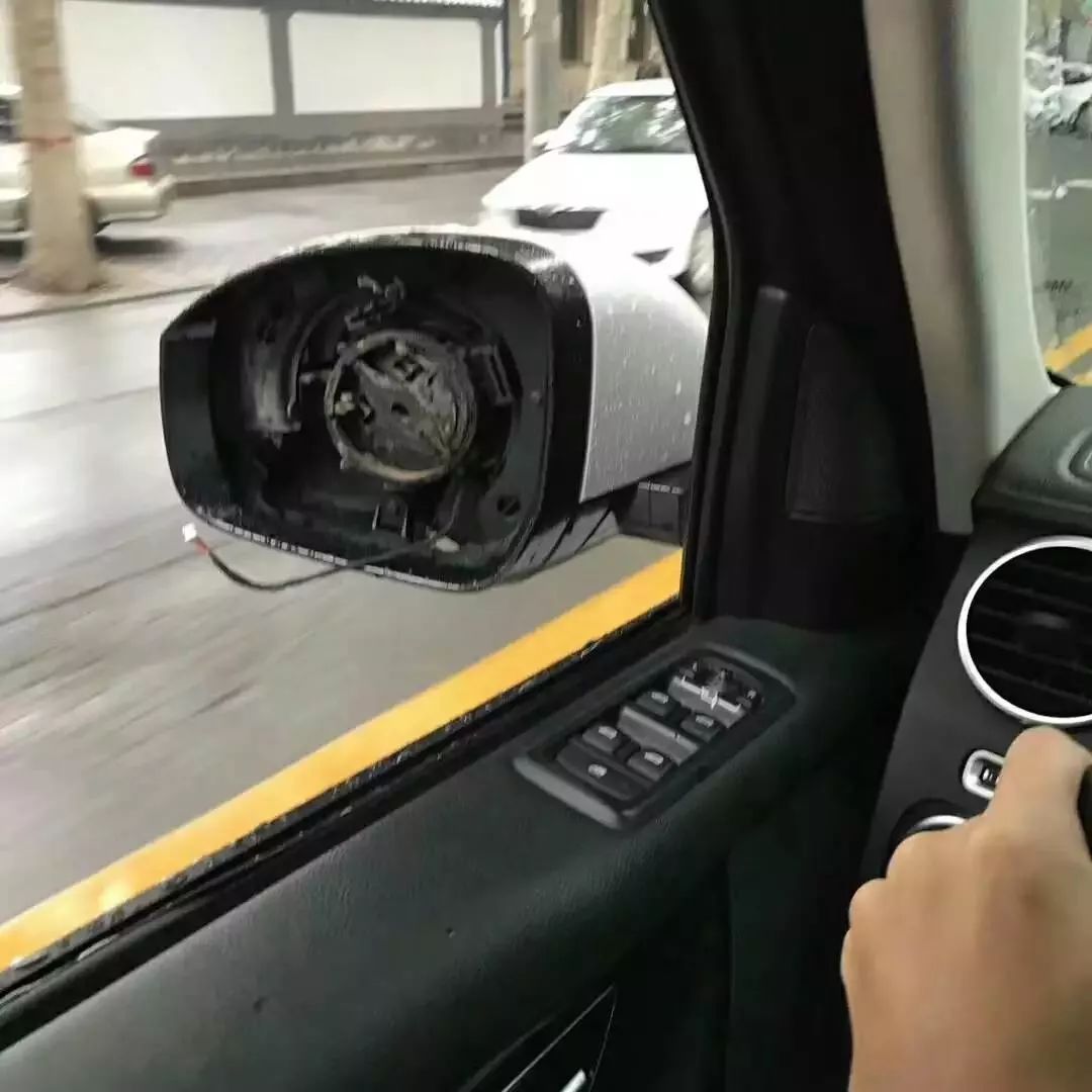 原來(lái)汽車車標(biāo)是這么好拆的！小哥剛想演示拆奔馳標(biāo)，結(jié)果悲劇了！