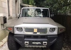 小區(qū)里停了輛越野車，五角星