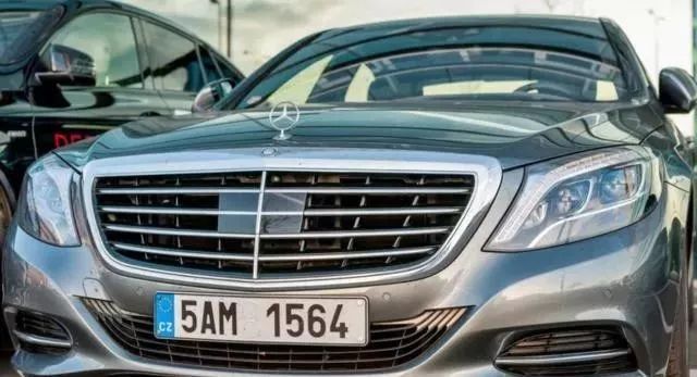 奔馳車標(biāo)的含義，你會(huì)選擇“立標(biāo)”,還是“大標(biāo)”呢？