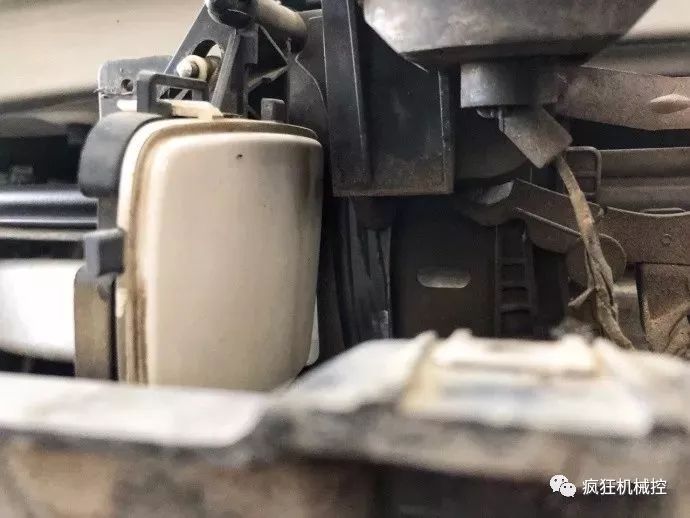勞斯萊斯車標一碰就自動收回，怎么做到的？