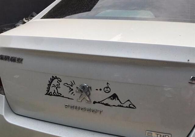 盤點那些被車主玩壞的車標，標致打怪獸，寶馬變“馬寶寶”