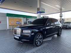 庫里南去加油站，車標(biāo)水晶的