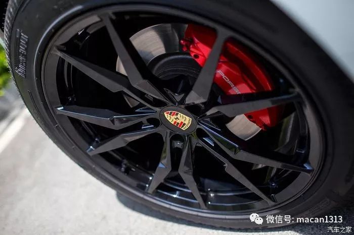 小哥花了一輛macan的錢來改裝新提的車，尤其那個輪轂。。。。。