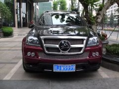 偶遇一輛SUV，車牌4個9，車標