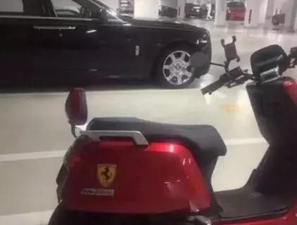 王思聰車庫還停著一部小電動，一看車標(biāo)吸了一口涼氣！