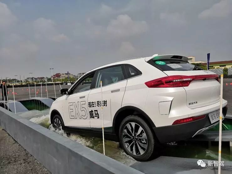 威馬EX5上路實測：車標(biāo)、智能旋轉(zhuǎn)屏等具有辨識度，但部分配置尚存提升空間