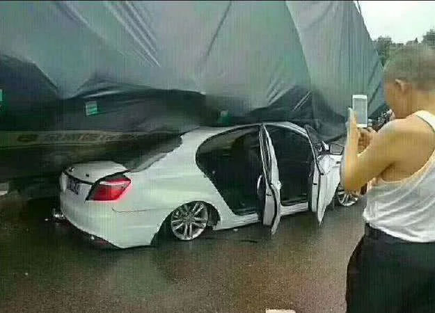 吉利怒換新車標！看到這撞車一幕, 不少人更是要買了！