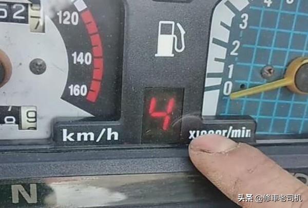摩托車冬天打不著，老司機(jī)不沖坡也不蹬，用這招一下就啟動(dòng)！